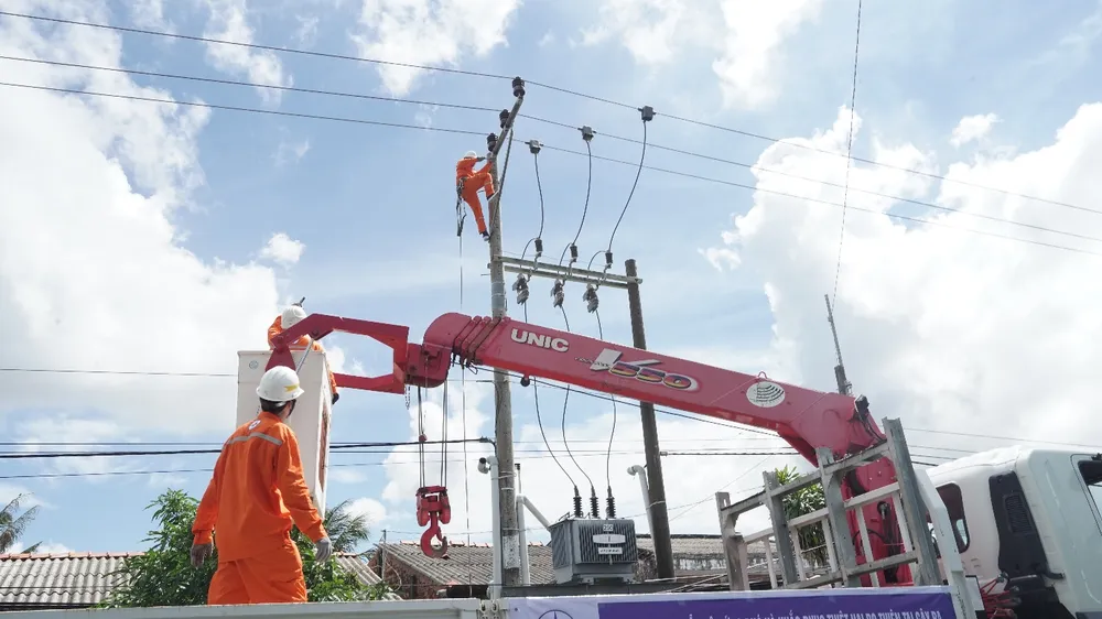 Để chuẩn bị cho lễ 2-9, các đơn vị tổng kiểm tra, củng cố toàn bộ lưới điện, hệ thống thông tin liên lạc, viễn thông dùng riêng, trang thiết bị, vật tư dự phòng và phương tiện đi lại