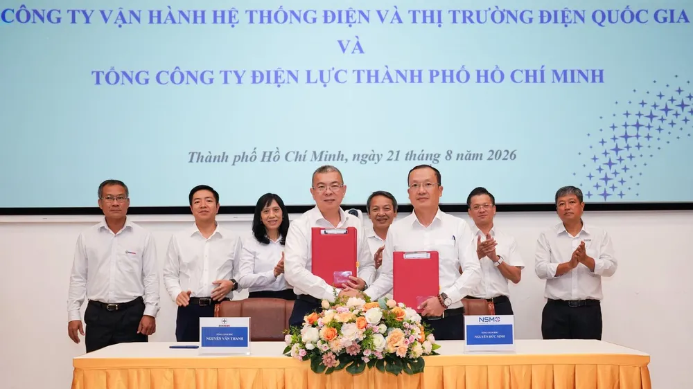 Tổng Giám đốc EVNHCMC Nguyễn Văn Thanh và Tổng Giám đốc NSMO Nguyễn Đức Ninh tại buổi ký kết thỏa thuận hợp tác (ẢNH: VIỆT HOA)