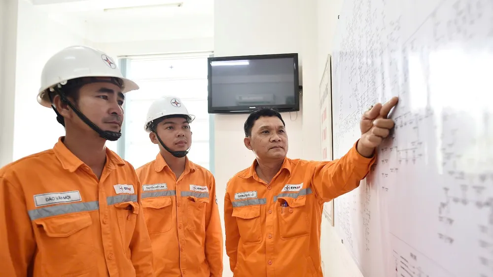 Đội quản lý vận hành Công ty Điện lực An Giang theo dõi phương án đảm bảo điện tại các địa điểm quan trọng trên địa bàn (ảnh: Thùy Trang)