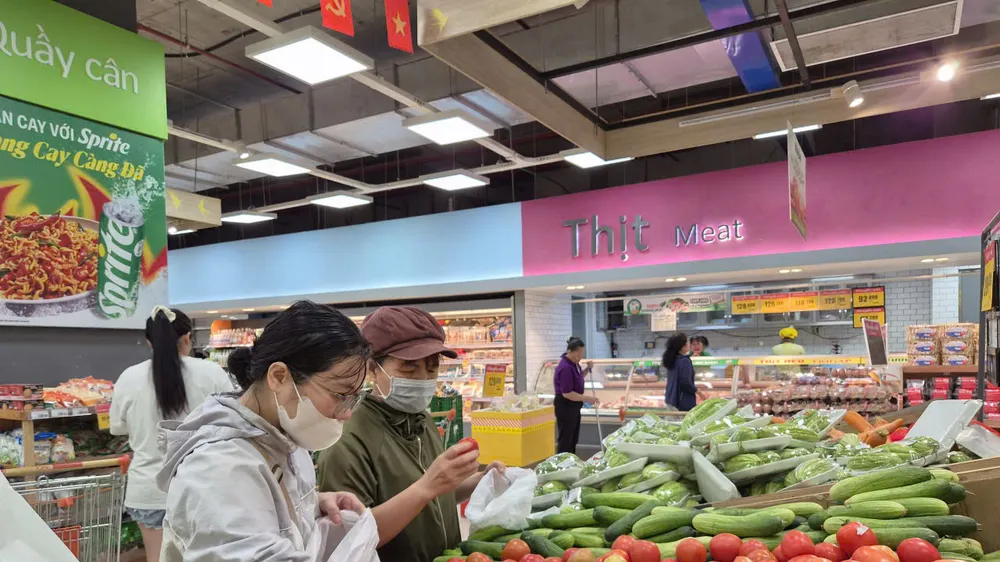 Người tiêu dùng lựa chọn rau quả tại một siêu thị (ẢNH: NHƯ Ý)