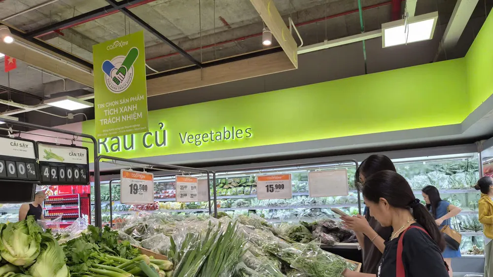 Nhóm sản phẩm Tick xanh được bố trí quầy kệ nổi bật tại siêu thị Co.opmart (ẢNH: PHƯƠNG AN)