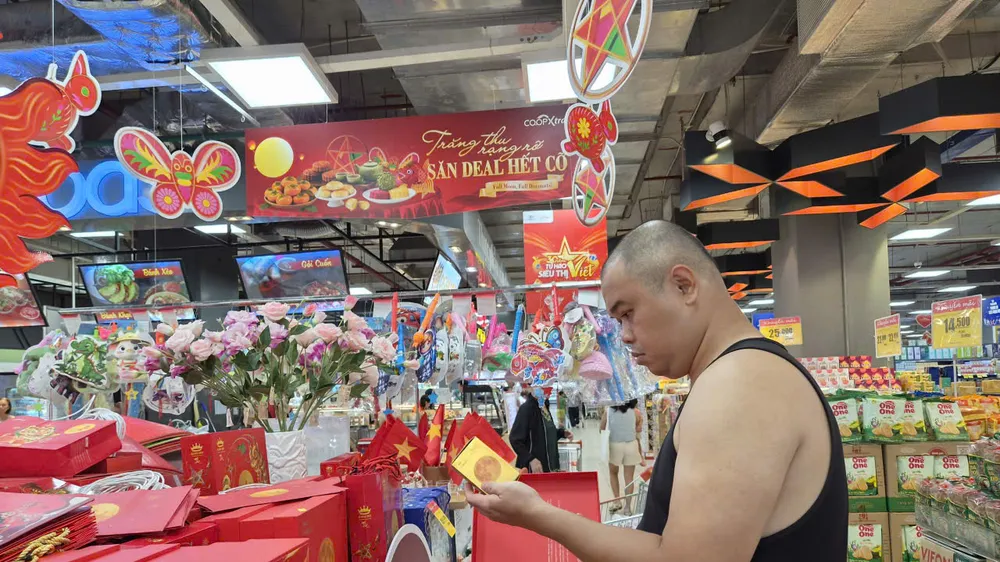 Bánh trung thu giá bình dân được ưa chuộng (PHƯƠNG LAN)