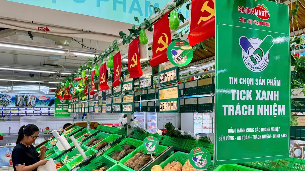 Khách hàng lựa chọn sản phẩm “Tick xanh trách nhiệm” tại Centre Mall đường Phạm Hùng, TPHCM (ẢNH: HOÀNG HÙNG)