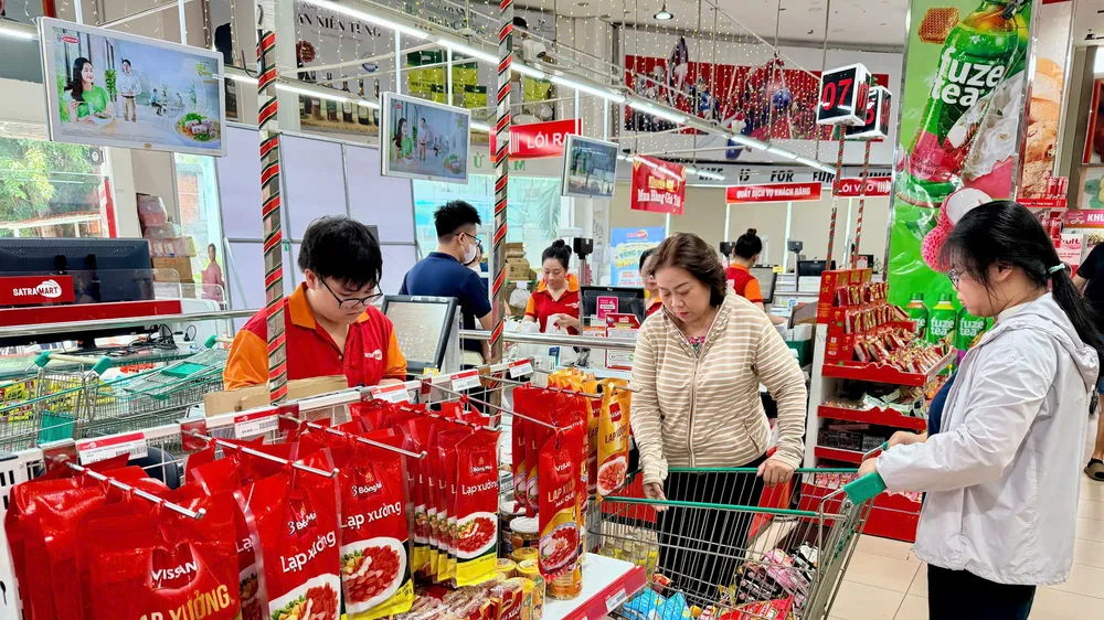 Khách hàng lựa chọn sản phẩm tại Centre Mall đường Phạm Hùng, TPHCM (ẢNH: HOÀNG HÙNG)