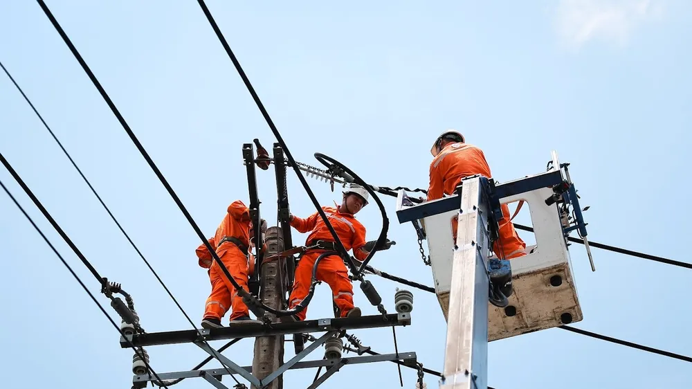 Công nhân ngành điện thực hiện kiểm tra đường dây, đảm bảo cấp điện an toàn, liên tục (ẢNH: VIỆT HOA)