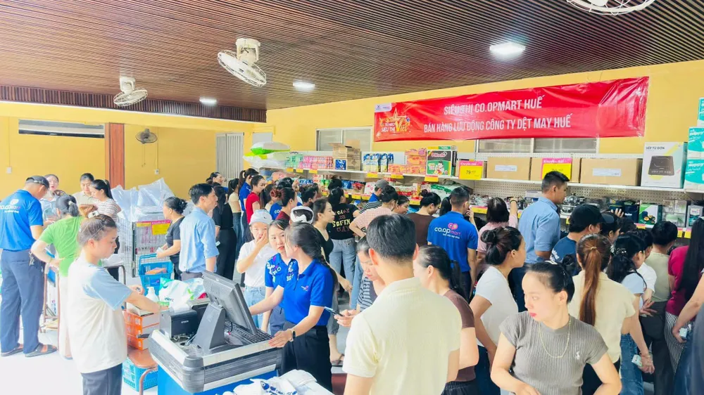 Công nhân Công ty Dệt CP may Huế mua hàng ngay tại khuôn viên công ty (HỒNG CHÂU)