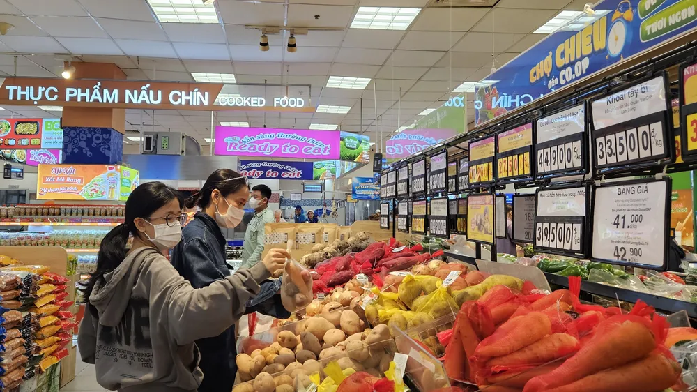 Siêu thị Co.opmart là nơi mua sắm được nhiều người tiêu dùng chọn lựa (MỸ Ý)