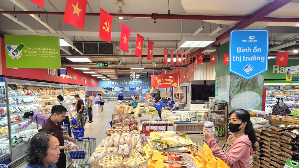 Các siêu thị tập trung nhiều chương trình kích cầu cuối năm (ẢNH: HOÀNG MAI)