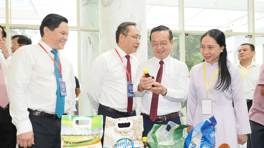 Các doanh nghiệp và đại biểu tìm hiểu sản phẩm OCOP tại khu vực trưng bày bên lề Hội nghị kết nối đầu tư và hợp tác phát triển giữa TPHCM với các tỉnh, thành vùng ĐNB và vùng ĐBSCL