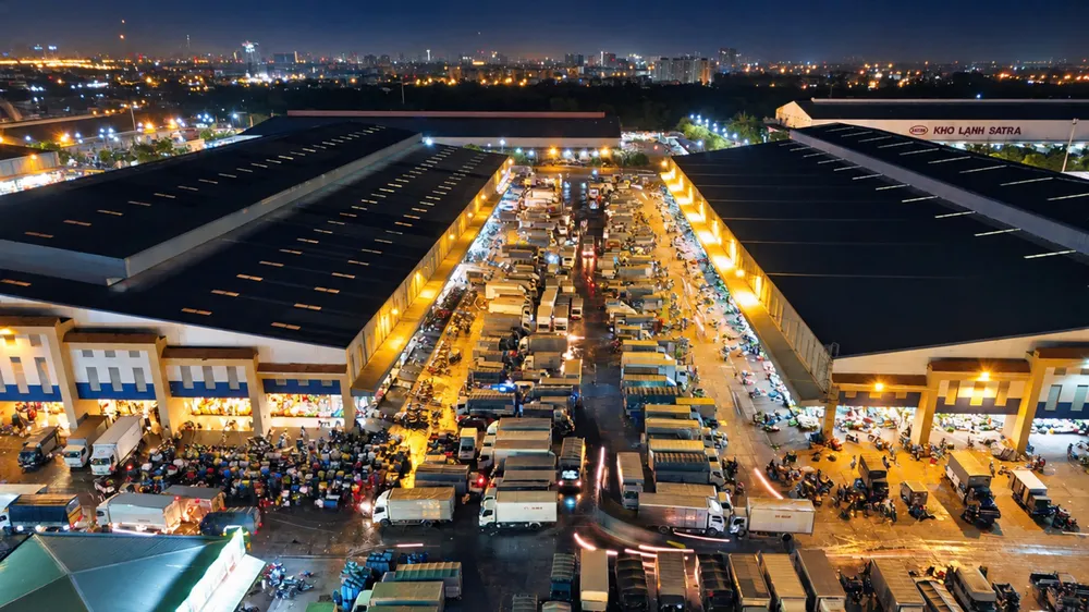 Lượng lớn hàng hóa từ các vùng sản xuất được tập kết, luân chuyển qua Chợ đầu mối Bình Điền, TPHCM, trước khi phân phối đến thị trường