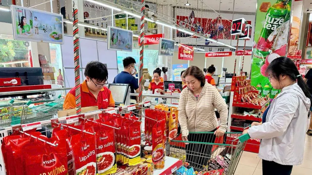 Người tiêu dùng lựa chọn các sản phẩm Vissan tại SatraMart đường Phạm Hùng, xã Bình Hưng, TPHCM (ẢNH: HOÀNG HÙNG)
