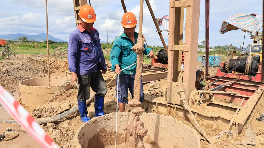 Công nhân thi công trên đường cao tốc Bảo Lộc - Liên Khương tại nút giao Liên Hiệp, xã Tân Hội, tỉnh Lâm Đồng (ẢNH: ĐOÀN KIÊN)
