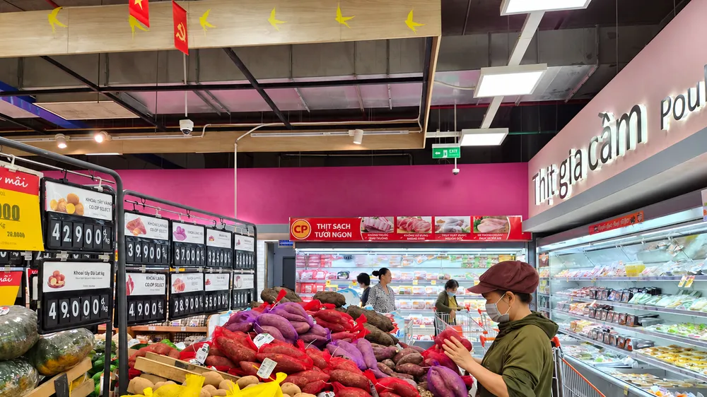 Các chương trình giảm giá được triển khai liên tục nhằm kích cầu tiêu dùng (ẢNH: KHÁNH HẠ)