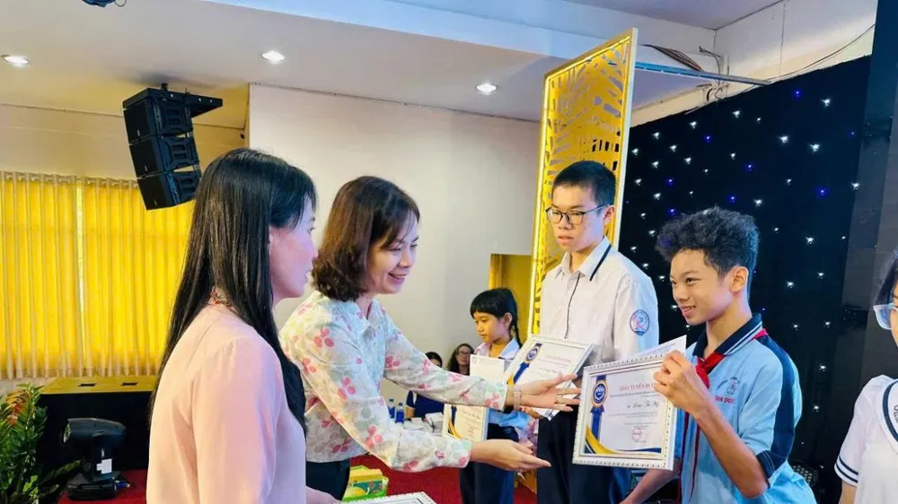 Đại diện Saigon Co.op trao giấy khen các học sinh tiêu biểu tại chương trình “Chia sẻ yêu thương - Tuyên dương những tấm gương nghị lực vươn lên” 2026 (ẢNH: HỒNG CHÂU)