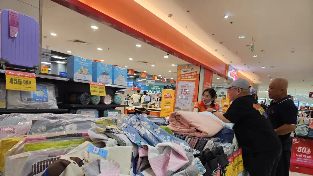 Hàng nhãn riêng giảm giá mạnh tại siêu thị Co.opmart (ẢNH: MỸ LINH)