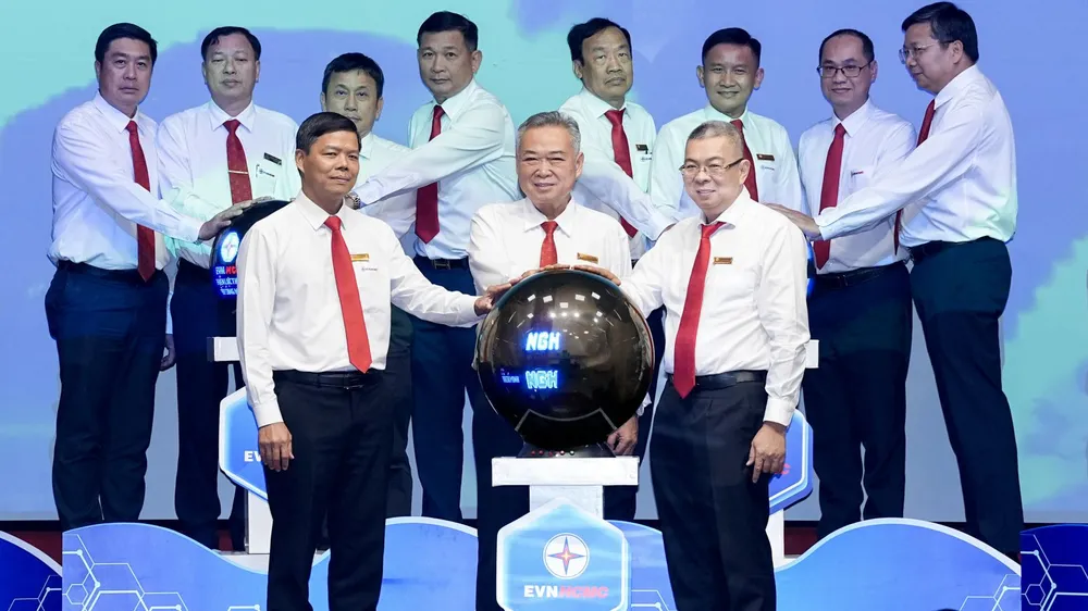 Các đồng chí lãnh đạo EVNHCMC cam kết thực hiện thắng lợi nhiệm vụ năm 2026 (hàng đứng, phía trước) (ẢNH: HOA NGHI)