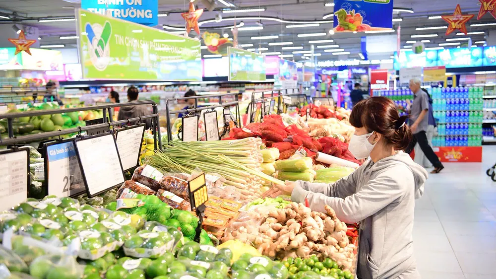 Khách hàng chọn sản phẩm Tick xanh trách nhiệm tại siêu thị Co.opmart, TPHCM
