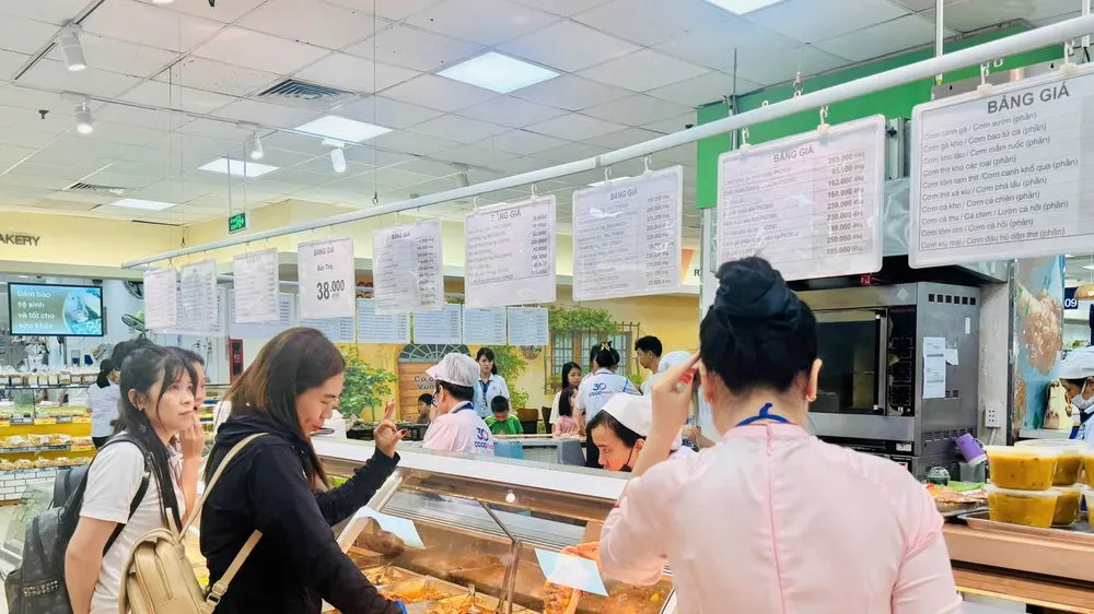 Khách hàng mua sắm thực phẩm tại Co.opmart Vũng Tàu (ẢNH: PHƯƠNG MAI)
