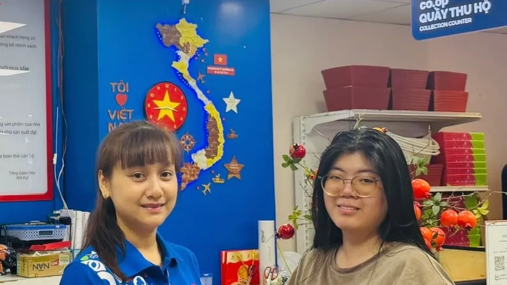 Nhân viên siêu thị trao trả đồ rơi cho khách hàng khi tới mua sắm (ẢNH: HOÀNG AN)