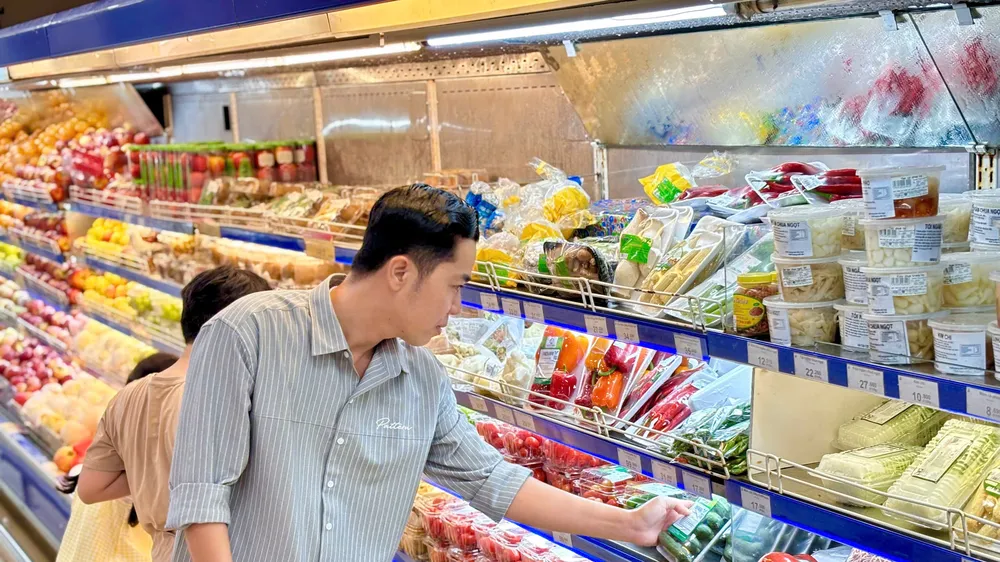 Khách hàng mua sắm tin vào hình ảnh trực tiếp (ẢNH: NGỌC NHI)