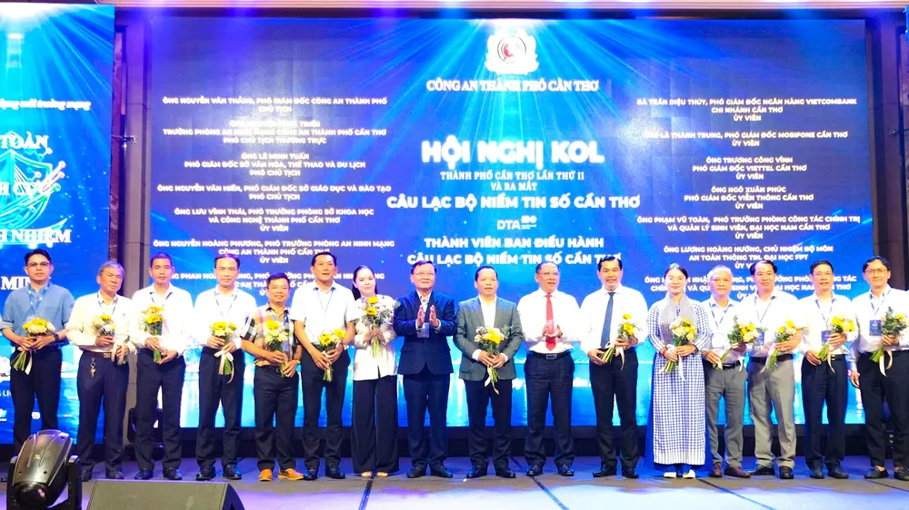 Các thành viên Câu lạc bộ Niềm tin số Cần Thơ tại buổi ra mắt (ẢNH: TUẤN QUANG)