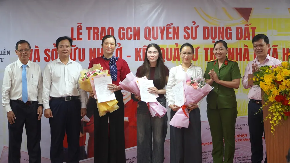 Trao sổ hồng cho cư dân dự án nhà ở xã hội phường Phước Tân, TP Đồng Nai (ẢNH: PHÚ NGÂN)