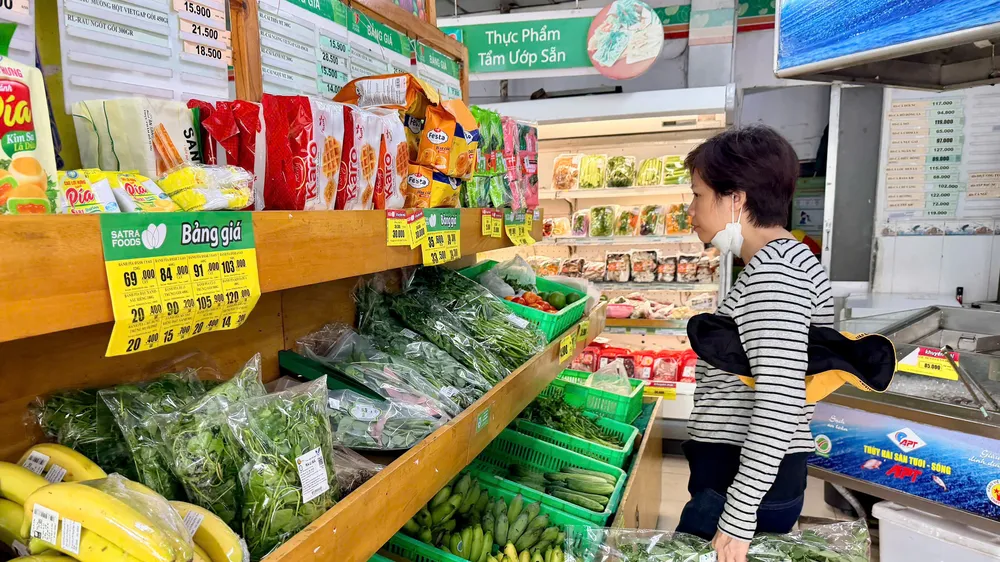 Người tiêu dùng lựa chọn thực phẩm tại cửa hàng Satrafoods đường Lê Thị Riêng, phường Bến Thành, TPHCM (ẢNH: HOÀNG HÙNG)