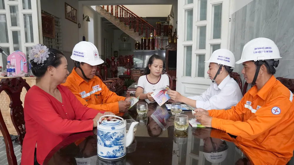 Nhân viên ngành điện TPHCM đến nhà tư vấn an toàn điện cho khách hàng (ẢNH: VIỆT HOA)