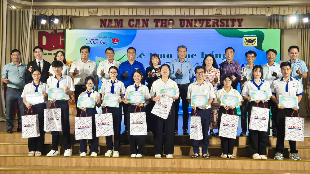 Lãnh đạo Báo SGGP và các đơn vị tại buổi lễ trao học bổng “Vì tương lai Việt Nam” tại TP Cần Thơ (ẢNH: TINH ANH)