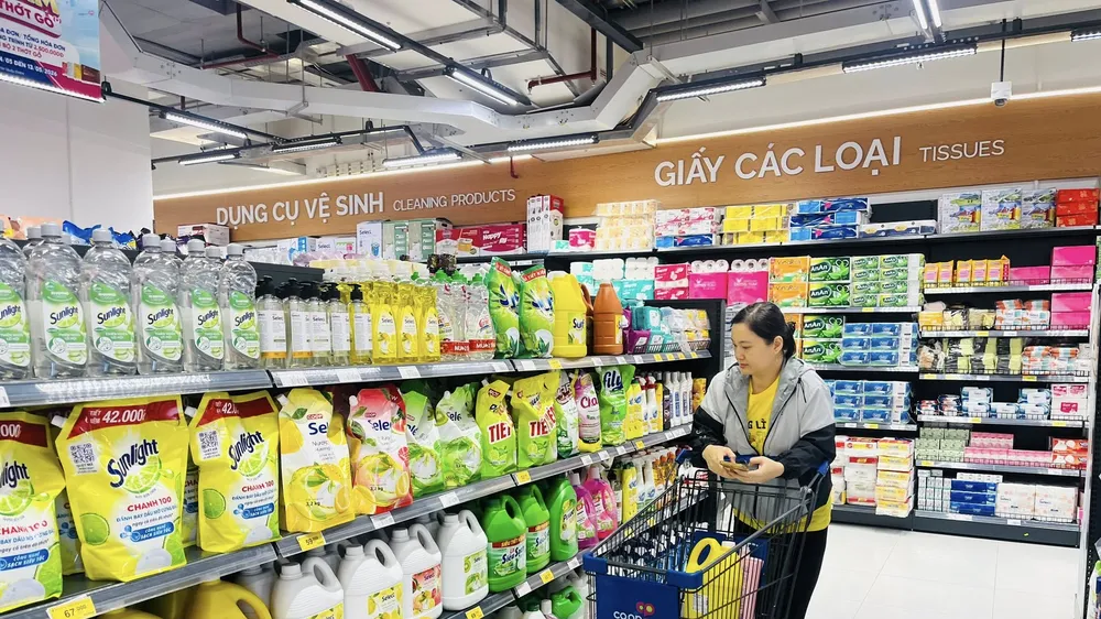 Khách hàng lựa chọn dùng thử sản phẩm hàng nhãn riêng Co.op (ẢNH: HỒNG ANH)