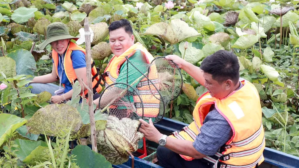 Du khách trải nghiệm đánh bắt thủy sản mùa nước nổi tại xã Phong Mỹ, tỉnh Đồng Tháp (ẢNH: PHONG MỸ)
