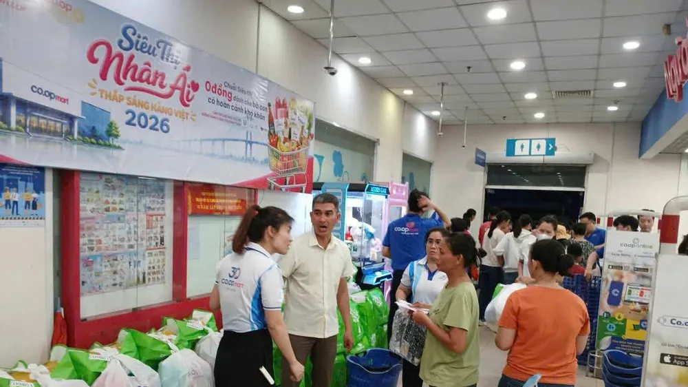 Người dân mua sắm tại gian hàng siêu thị nhân ái (Ảnh: HỒNG ANH)