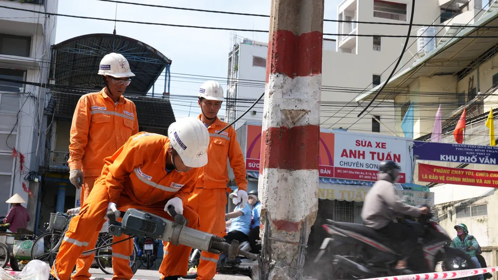 Nhân viên Công ty Điện lực Gia Định chuẩn bị cắt hạ trụ điện cũ
