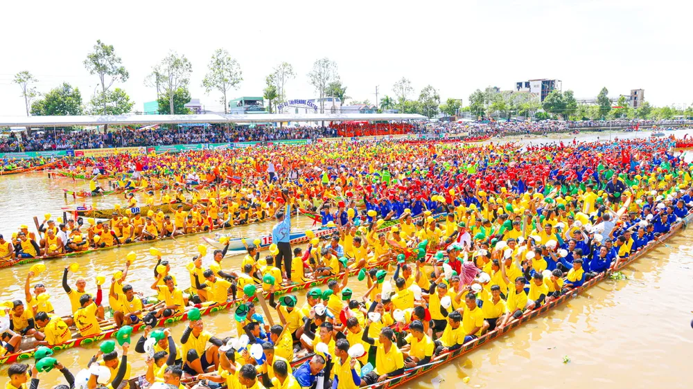 Đông đảo vận động viên, người dân tại giải đua ghe Ngo TP Cần Thơ năm 2025 (ẢNH: TUẤN QUANG)