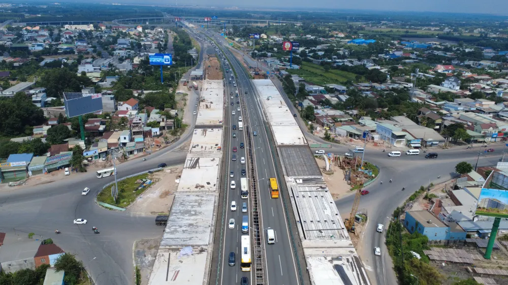 Công trường dự án mở rộng đường cao tốc TPHCM - Long Thành đoạn qua nút giao với quốc lộ 51, TP Đồng Nai nhìn từ trên cao (ẢNH: PHÚ NGÂN)