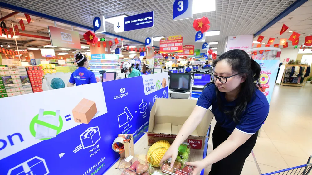 Doanh nghiệp bán lẻ tham gia đường đua ESG bằng chuẩn hóa hệ thống, khuyến khích người tiêu dùng hạn chế sử dụng nhựa (ẢNH: HỒNG CHÂU)