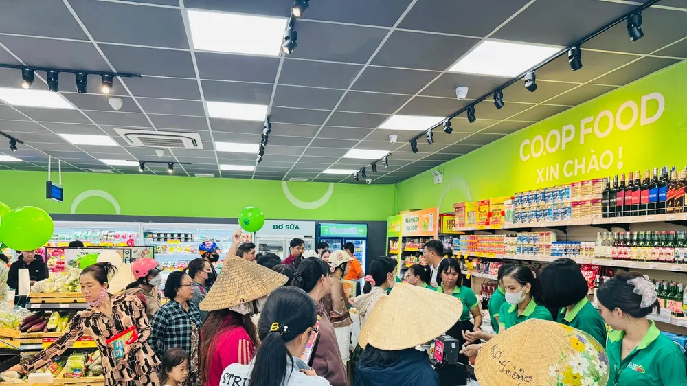 Người tiêu dùng mua sắm tại Co.op Food Nguyễn Xiển (ẢNH: CHÂU ANH)