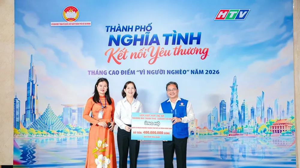 Đại diện Saigon Co.op trao kinh phí hỗ trợ chăm lo cho người nghèo (LAN ANH)