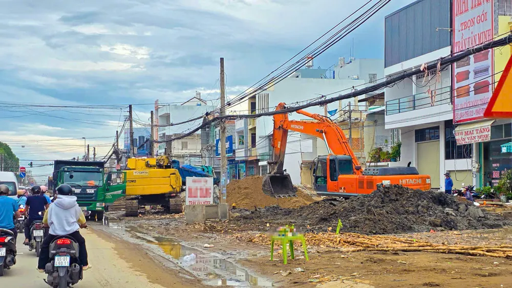 Nhà thầu huy động nhân lực, máy móc tổ chức thi công đoạn quốc lộ 91, ngày 19-10 (ẢNH: QUANG TUẤN)