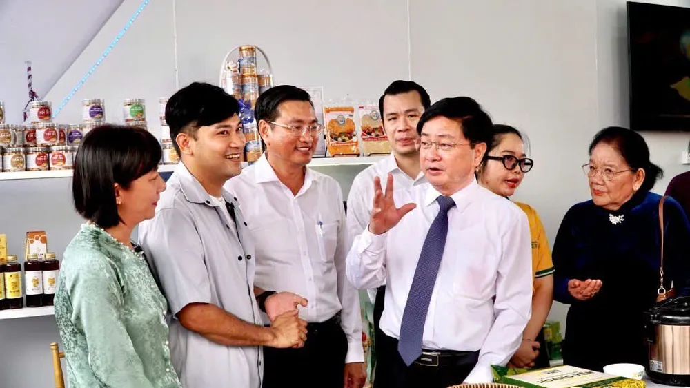 Bí thư Tỉnh ủy Tây Ninh Nguyễn Văn Quyết trao đổi với các doanh nghiệp, KOL tại chương trình Chuỗi bán hàng trực tuyến tỉnh Tây Ninh năm 2026 (ẢNH: KIM NGÂN)