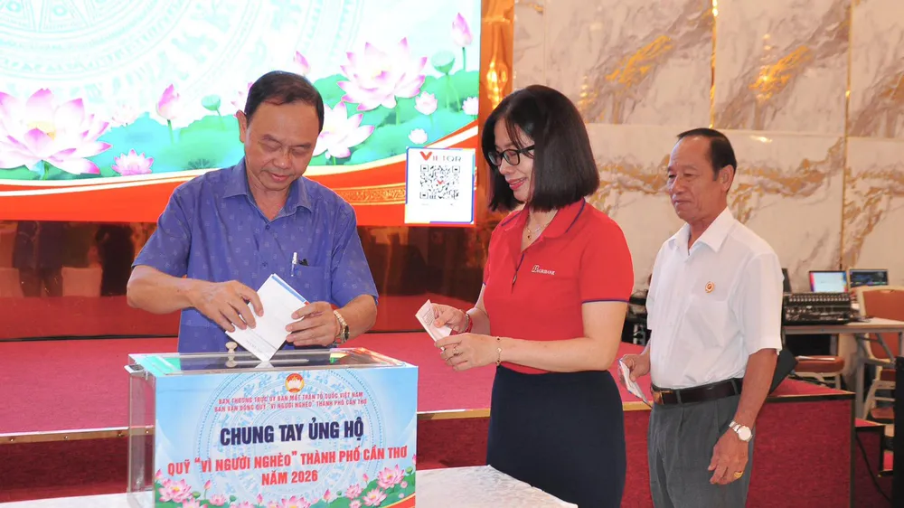 Người dân, doanh nghiệp đóng góp Quỹ “Vì người nghèo” ở TP Cần Thơ (ẢNH: QUANG TUẤN)