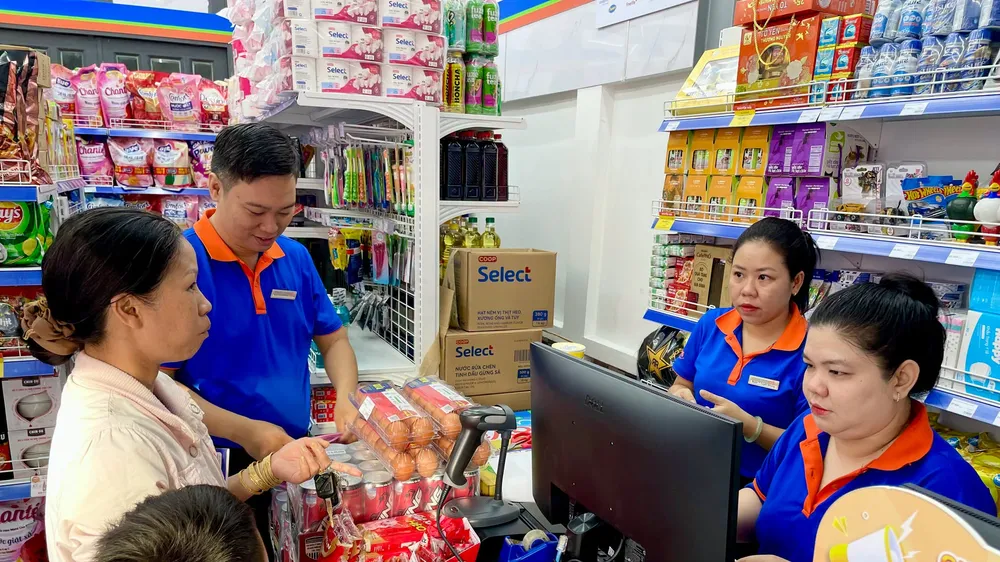 Cửa hàng nhỏ đang trở thành lợi thế thu hút khách mua sắm ở các khu dân cư (ẢNH: MINH XUÂN)