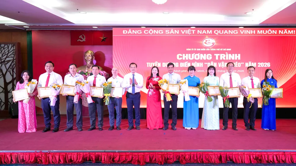 Bà Võ Thị Mai Thanh, Ủy viên Ban thường vụ Đảng ủy EVNHCMC (bìa phải) đại diện đơn vị nhận giấy khen của Đảng ủy UBND TPHCM (ẢNH: VIỆT HOA)