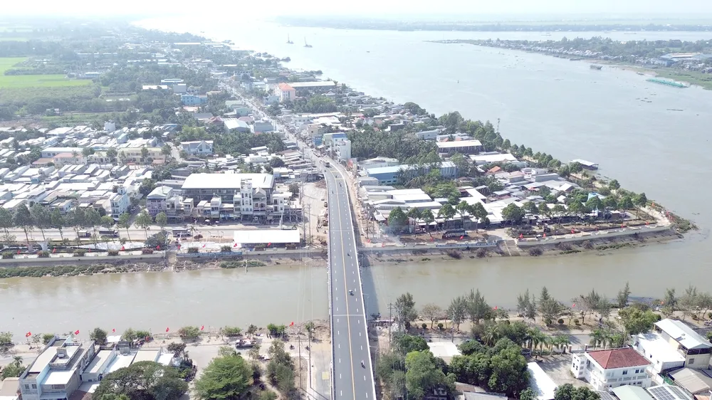 Cầu Hồng Ngự trên quốc lộ 30 đưa vào khai thác đầu năm 2026, góp phần hoàn thiện hạ tầng giao thông, thúc đẩy kinh tế khu vực biên giới tỉnh Đồng Tháp (ẢNH: VINH QUANG)