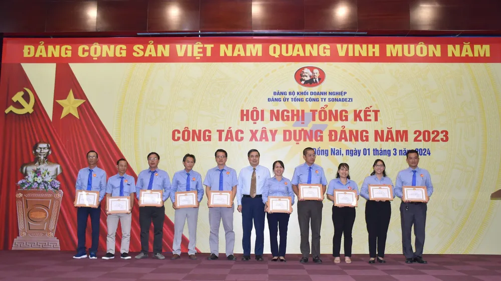 Đảng ủy Tổng công ty Sonadezi trao thưởng cho các tập thể, cá nhân xuất sắc trong công tác xây dựng Đảng năm 2023