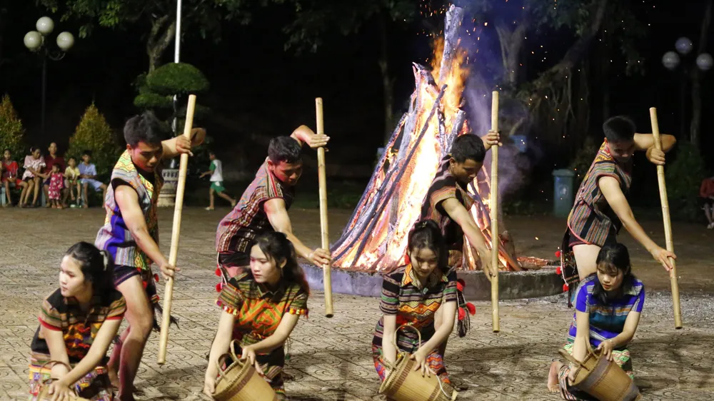 Đội văn nghệ ở Khu Bảo tồn Văn hóa dân tộc S’tiêng trình diễn điệu múa truyền thống