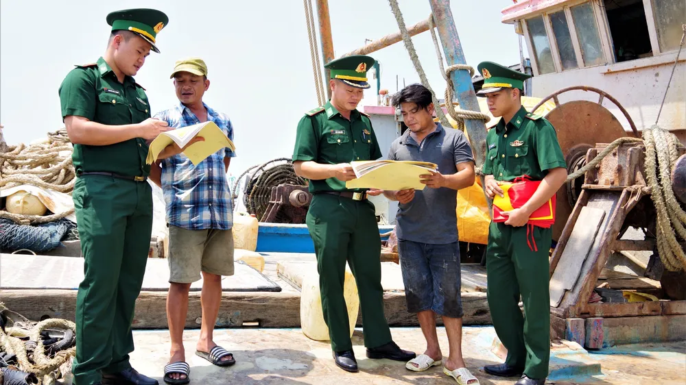 Bộ đội Biên phòng tỉnh Bà Rịa - Vũng Tàu phát tờ rơi tuyên truyền phổ biến pháp luật cho ngư dân về chống khai thác IUU
