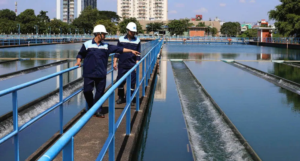 Nhân viên nhà máy nước túc trực xuyên suốt để đảm bảo cấp nước an toàn, liên tục phục vụ dịp lễ 30-4