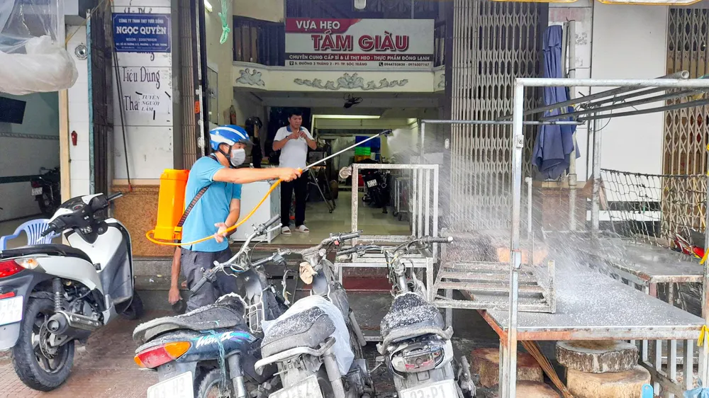 Lực lượng chức năng tỉnh Sóc Trăng tổ chức phun khử khuẩn tại các vựa mua bán, giết mổ