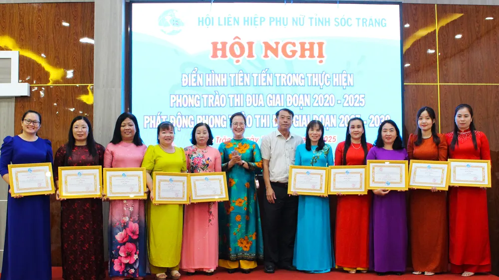 Khen thưởng các điển hình phụ nữ xuất sắc trong phong trào thi đua giai đoạn 2020-2025